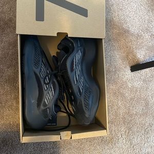 Yeezy 700 V3 YEEZY ADIDAS little worn couple scuffs, can be washed to look new